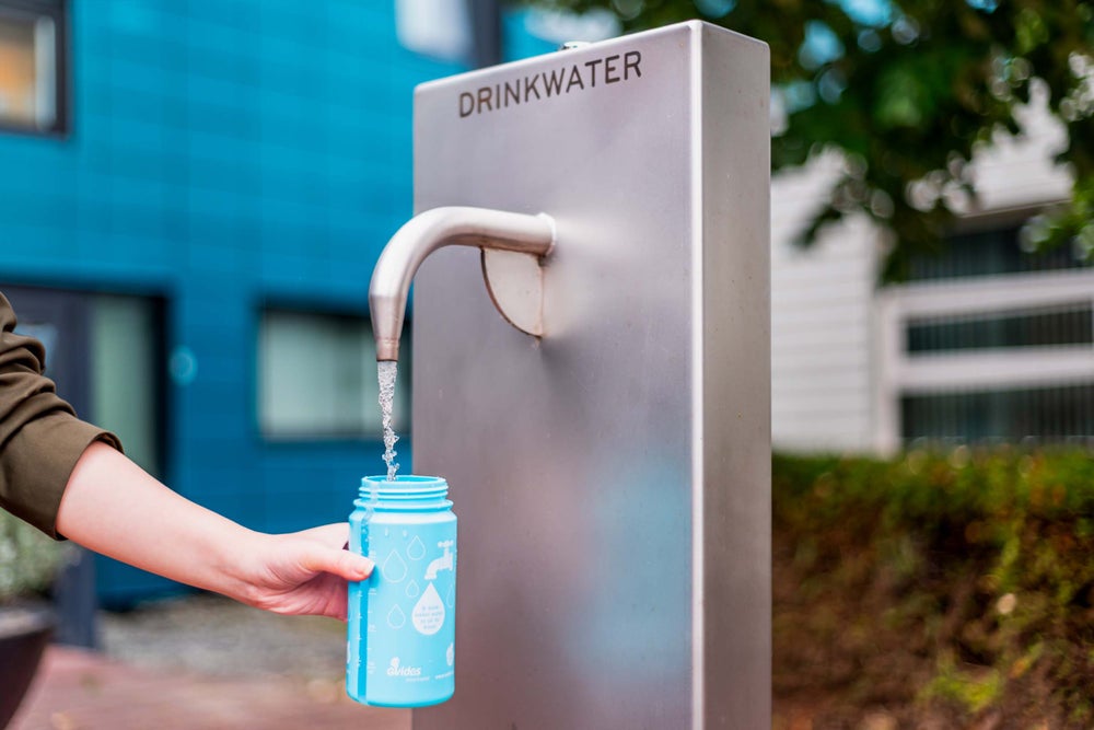 Evides persoon vult bidon