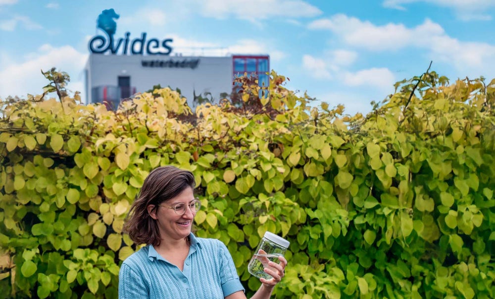 Evides medewerker bekijkt watermonster