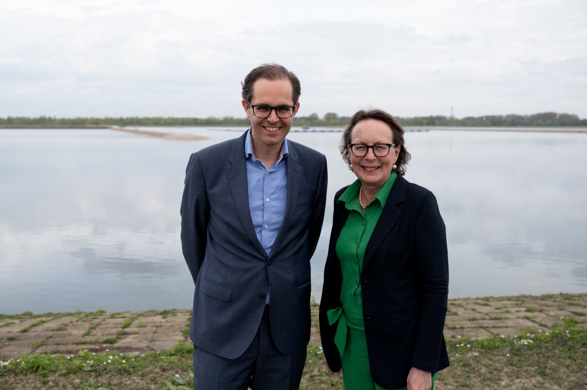 Annette Ottolini, algemeen directeur van Evides Waterbedrijf en Erwin Leeuwis, directeur Eneco AD&R.