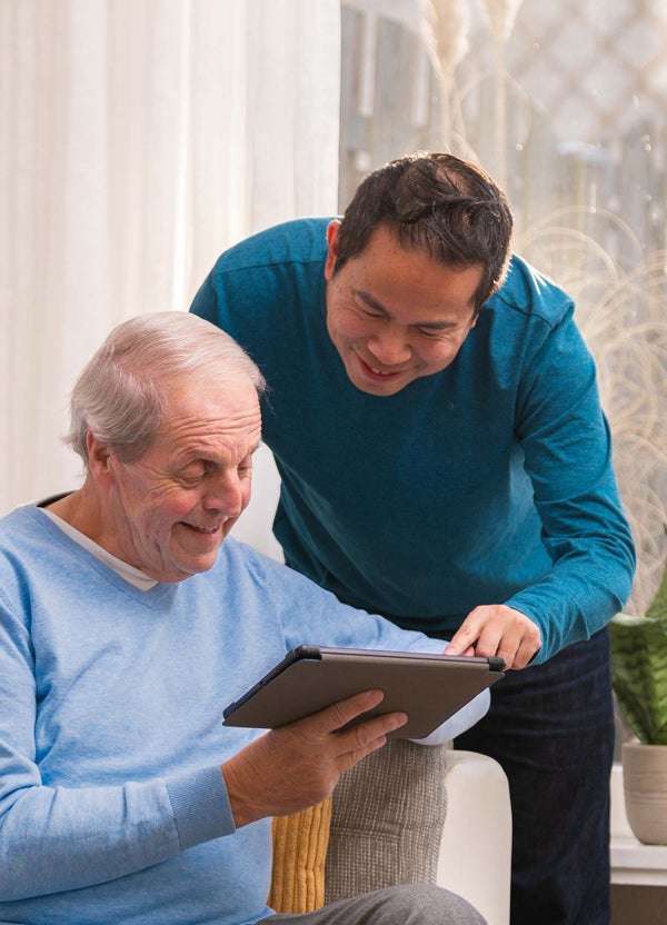 Man en senioren man op tablet