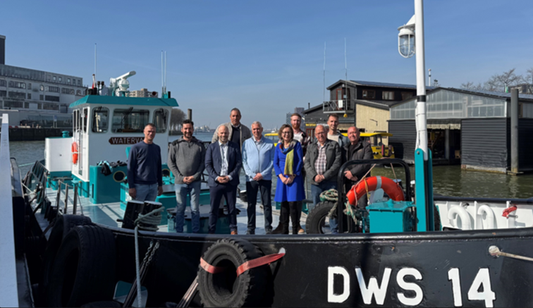 Medewerkers Evides en Havenbedrijf Rotterdam op drinkwaterboot