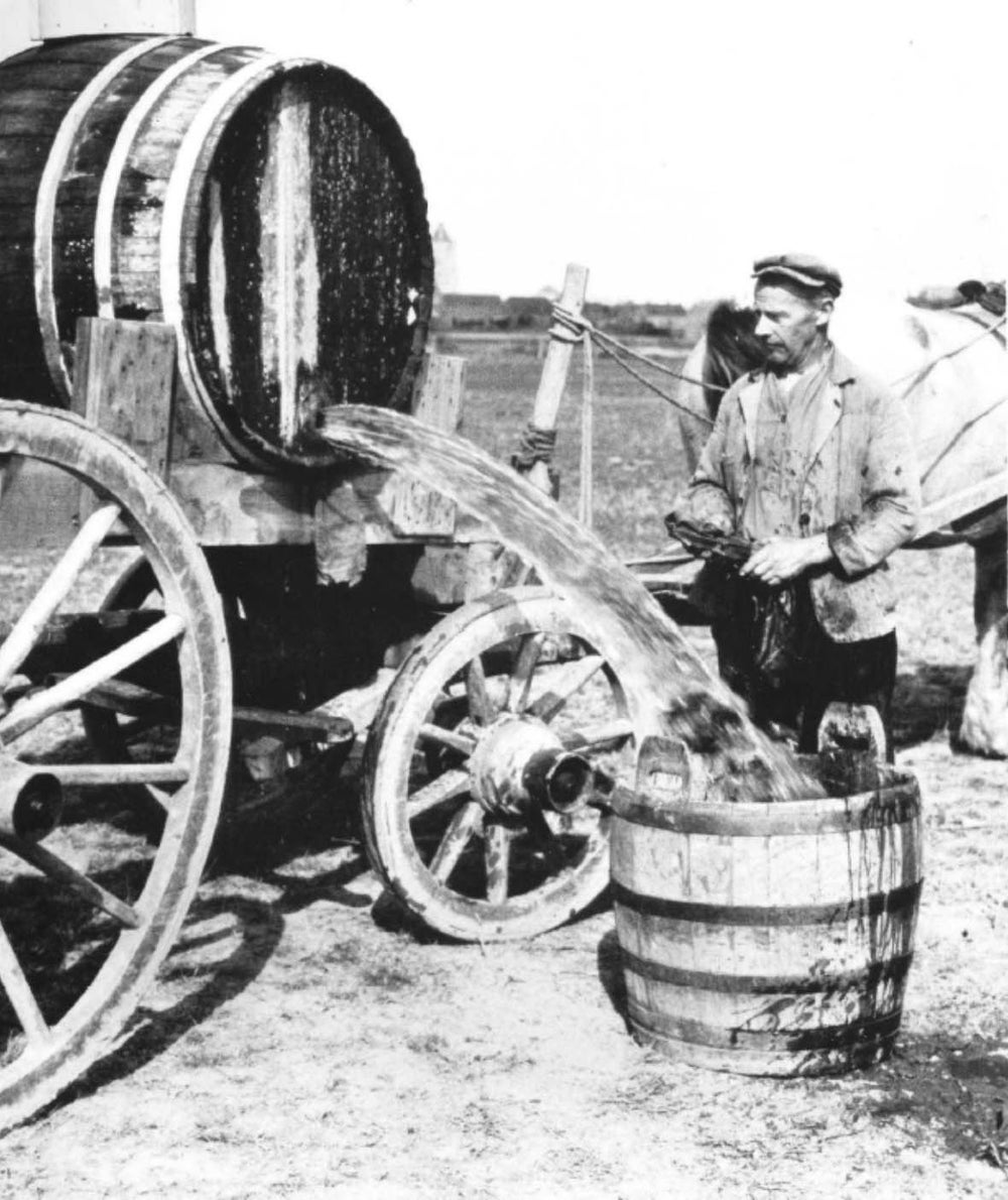 Man vult emmer water.