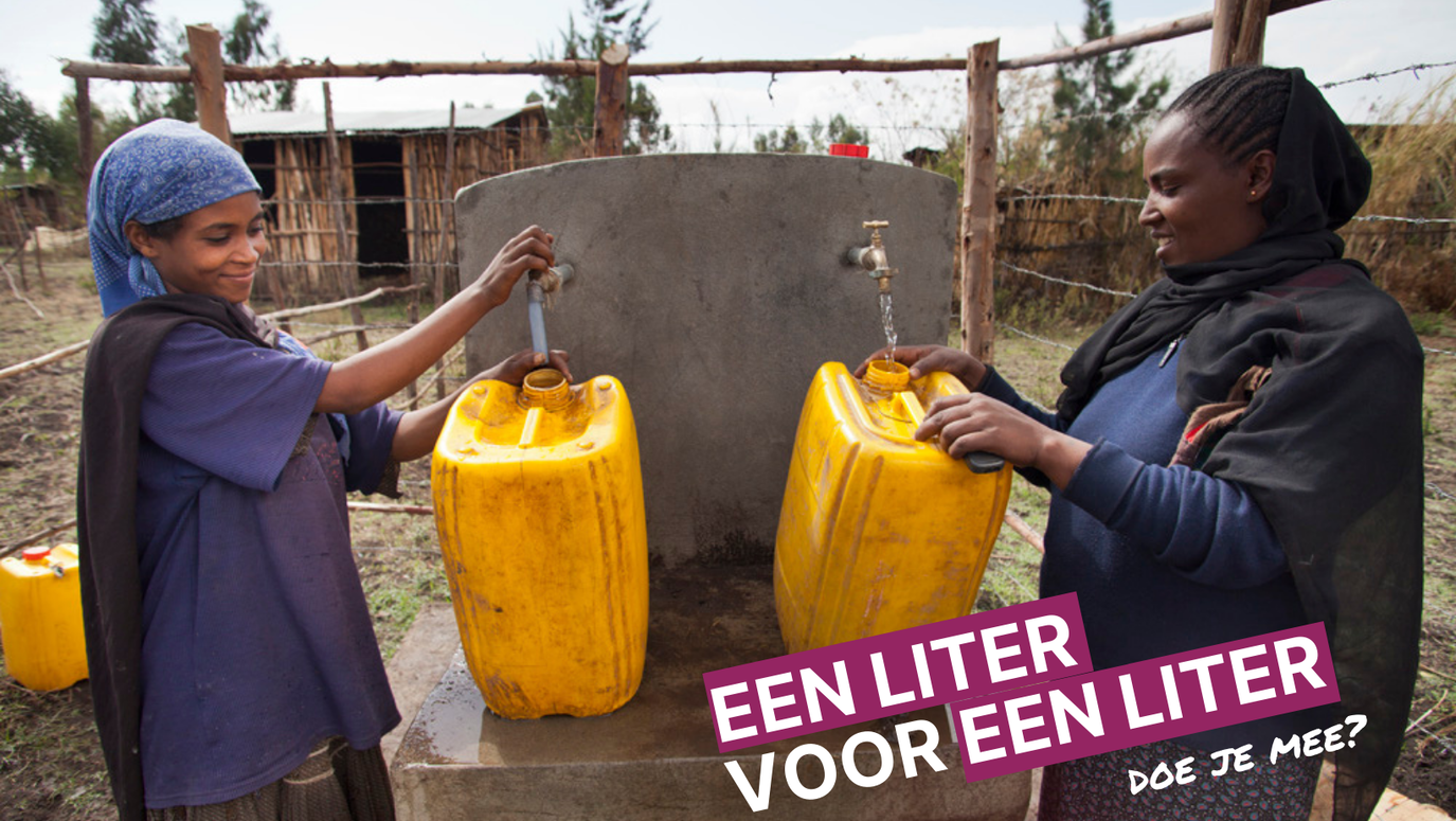 Twee vrouwen vullen ieder een gele jerrycan met water.