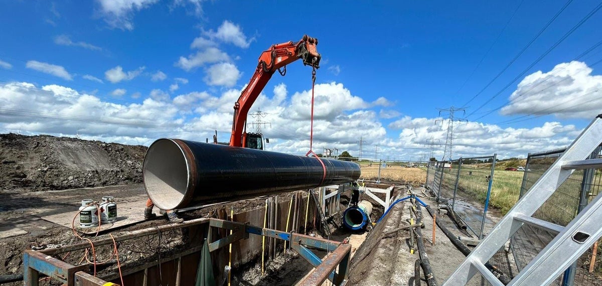 De nieuwe leiding wordt ingehesen.