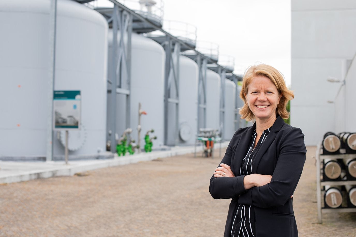 Portret Maaike van de Ven Manager Productie Drinkwater Evides bij een drinkwaterzuiveringsinstallatie