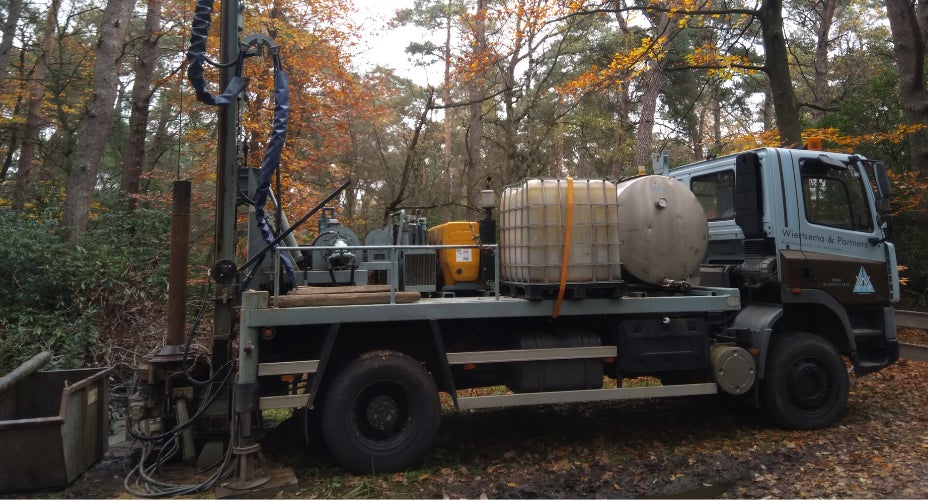 Machine aan het boren in de grond
