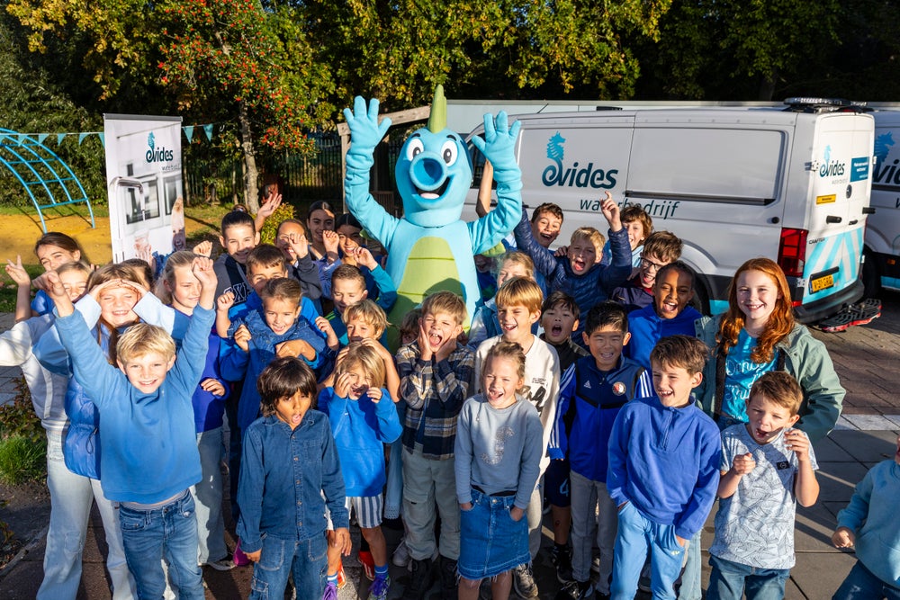 Mascotte Evi met kinderen tijdens Kraanwaterdag