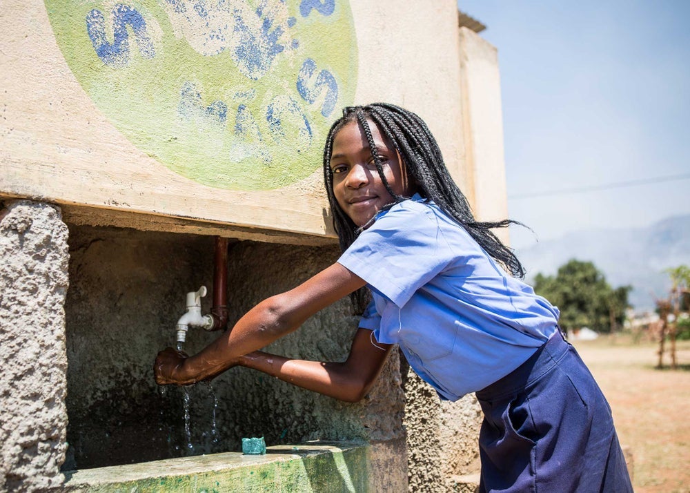 Meisje wast haar handen