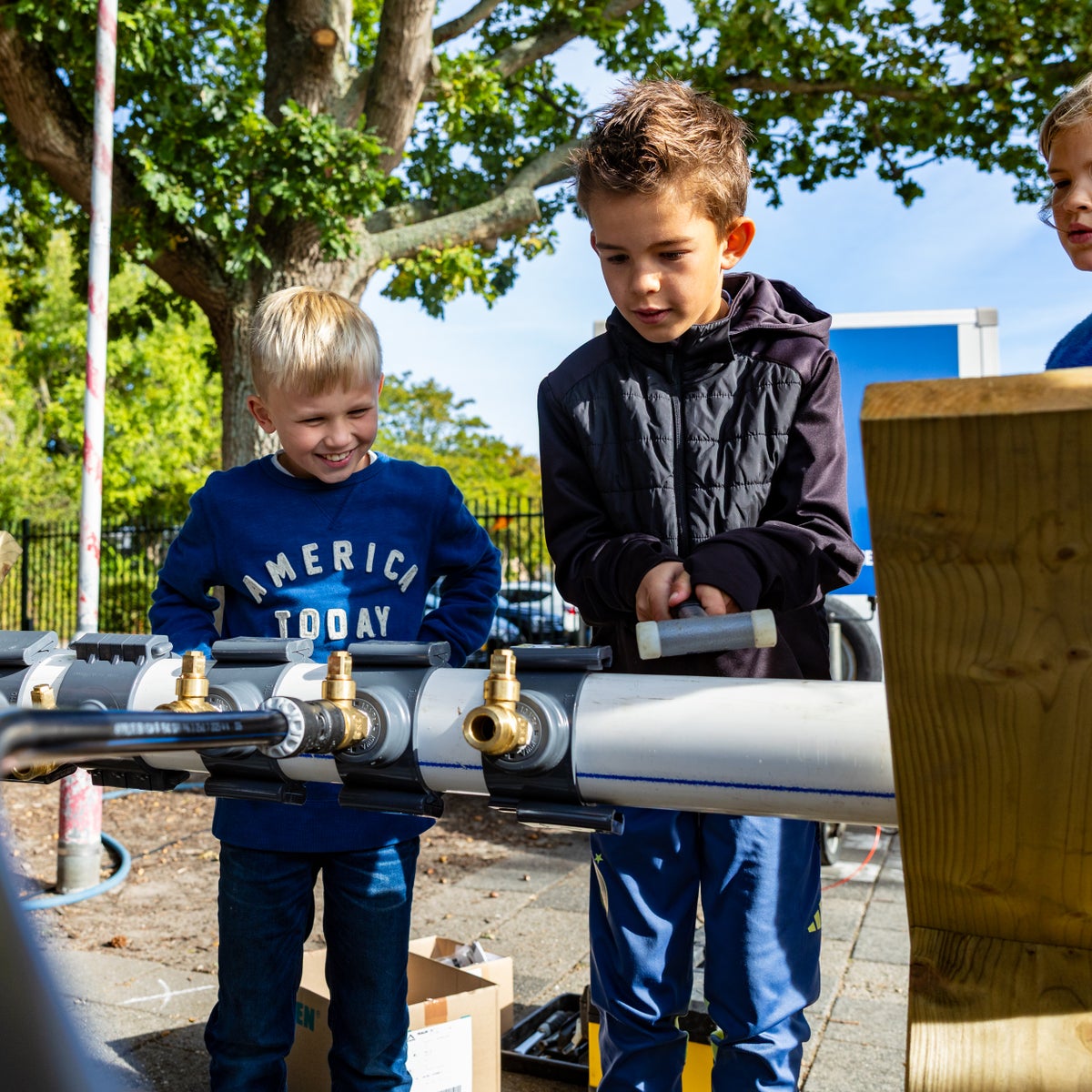 Kinderen leren een waterleiding aan te leggen