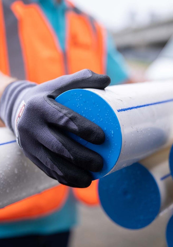 Evides medewerker draagt pijp