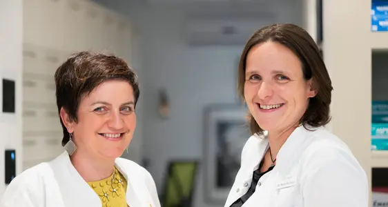 Evi Tschigg und Mirta Micheler, Apothekerinnen