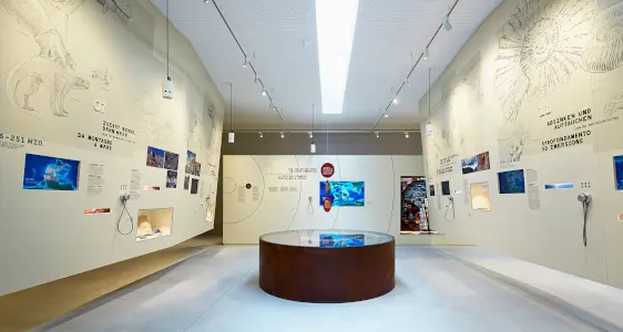 Dauerausstellung zum Dolomiten UNESCO Welterbe im Naturparkhaus Drei Zinnen (Archiv Amt für Natur, Foto Margareth Pallhuber)