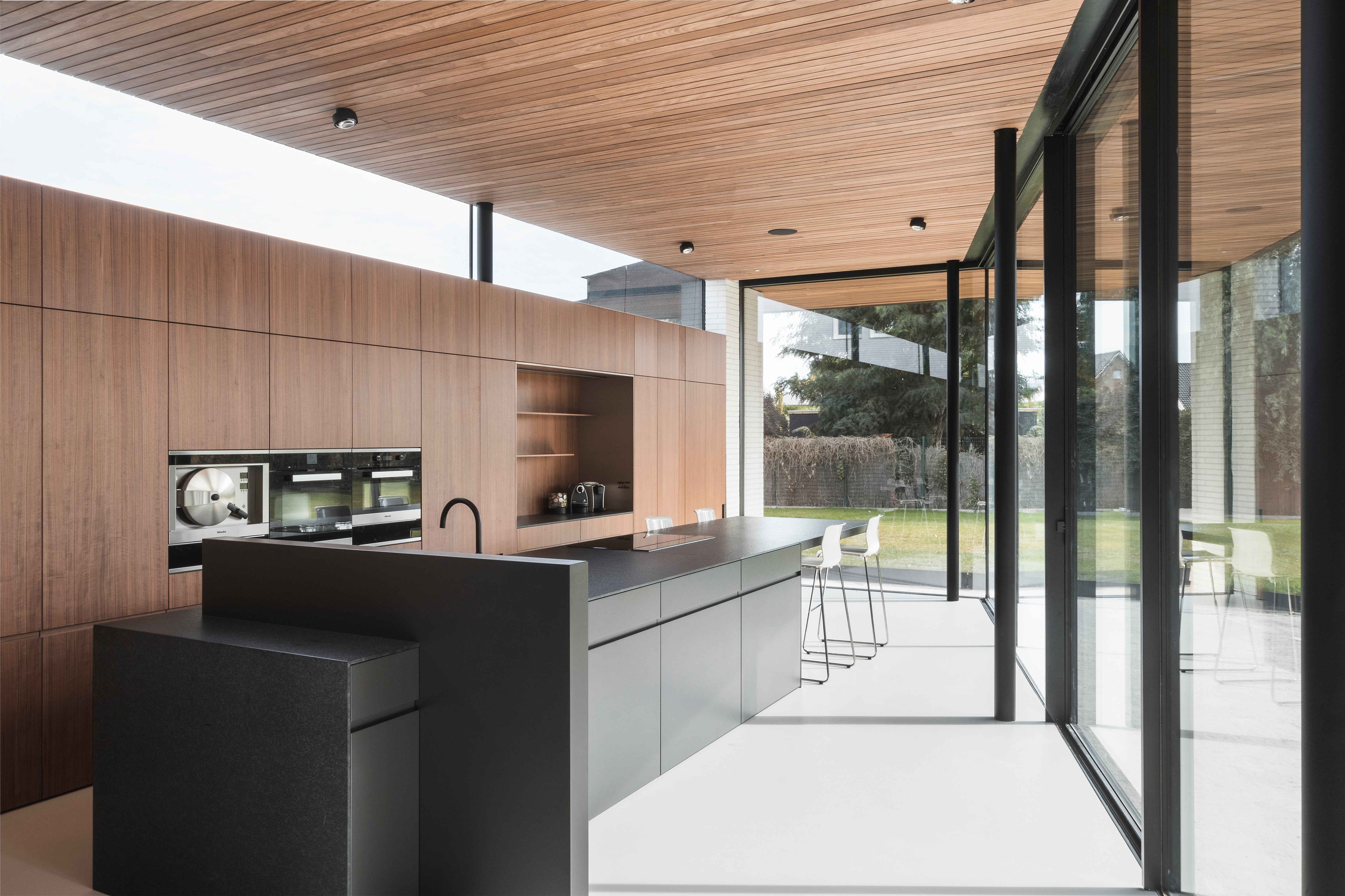 Total wood solutions - summery outdoor kitchen - outdor kitchen - american walnut - american walnut kitchen - veneer - veneer finish - walnut wood - veneer walnut