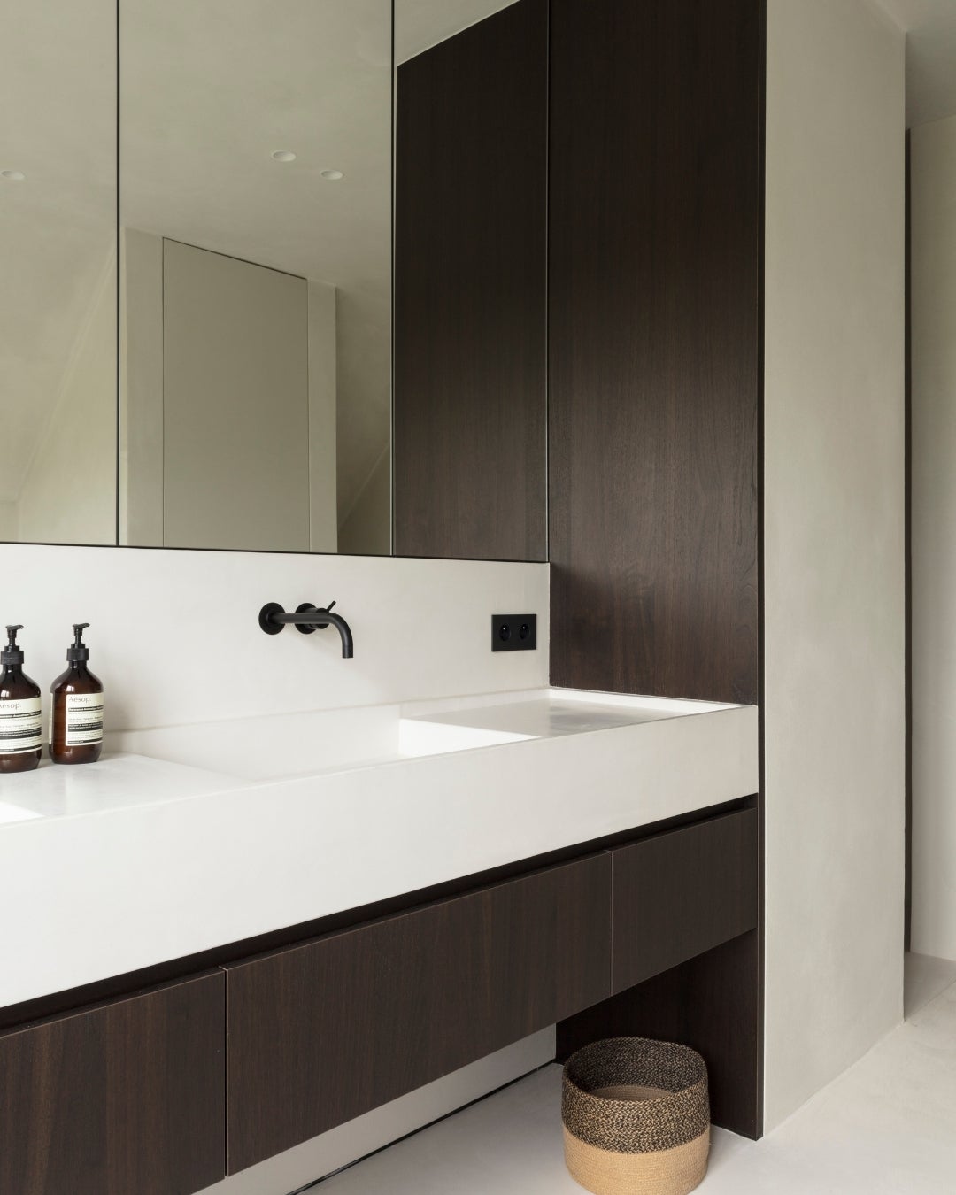 Bathroom with Shinnoki Stardust Walnut - Villa Leiebos