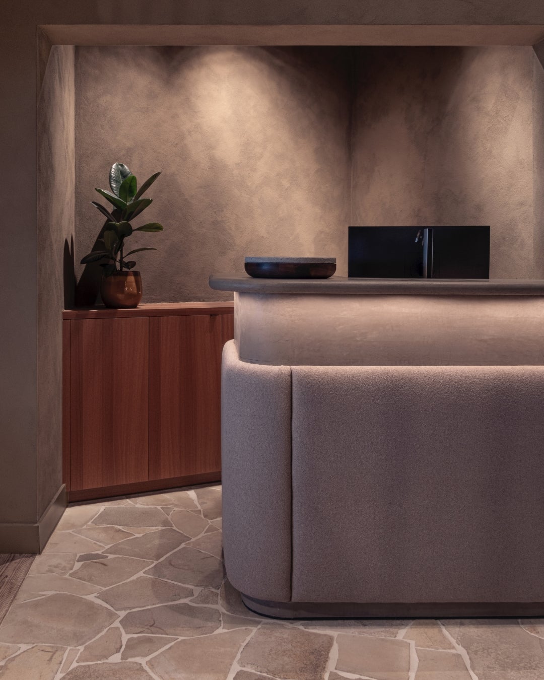 Hostellerie Kemmelberg - onthaal desk - fineerhout - Shinnoki