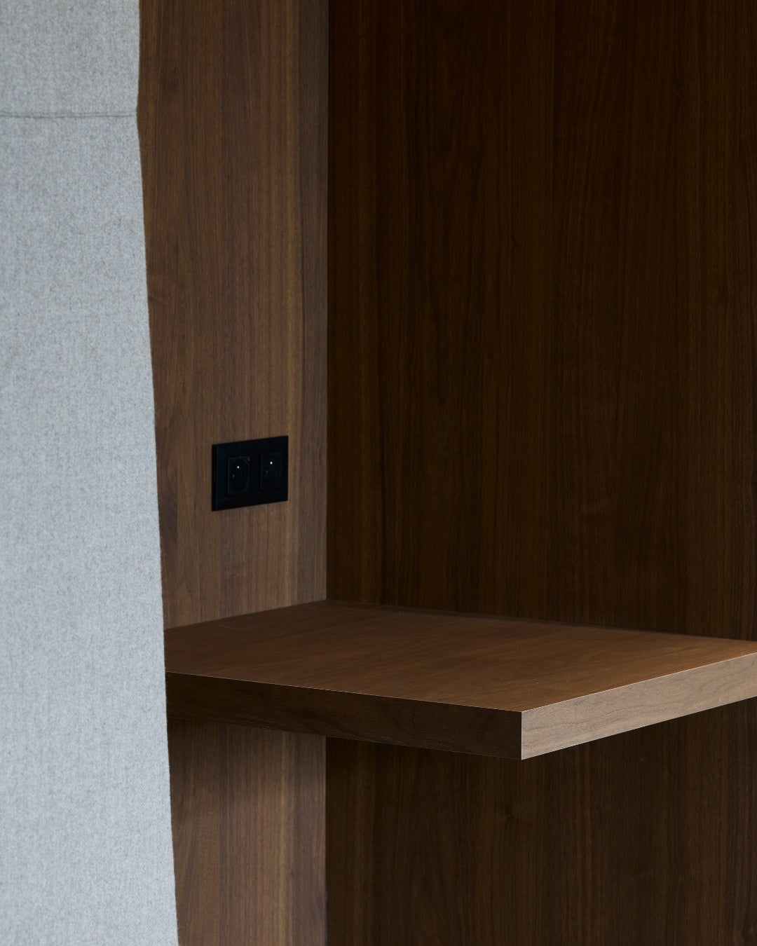 Kantoor met houtfineer - shinnoki pure walnoot - bureauruimte