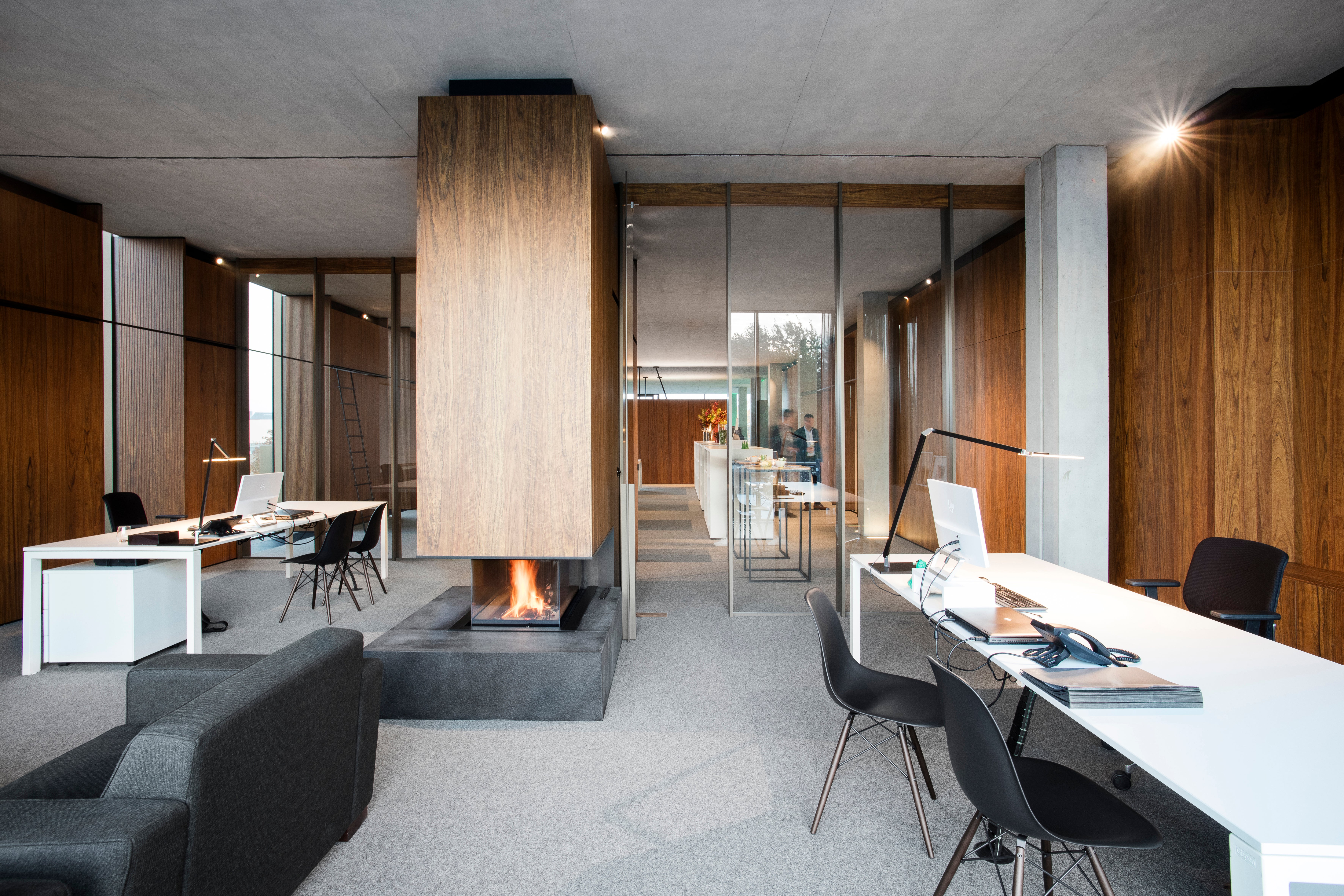 Decospan - office - wood office - wooden office - Ovangkol - wood veneer - veneer - veneer panels - ready-to-use panels - prefinished panels