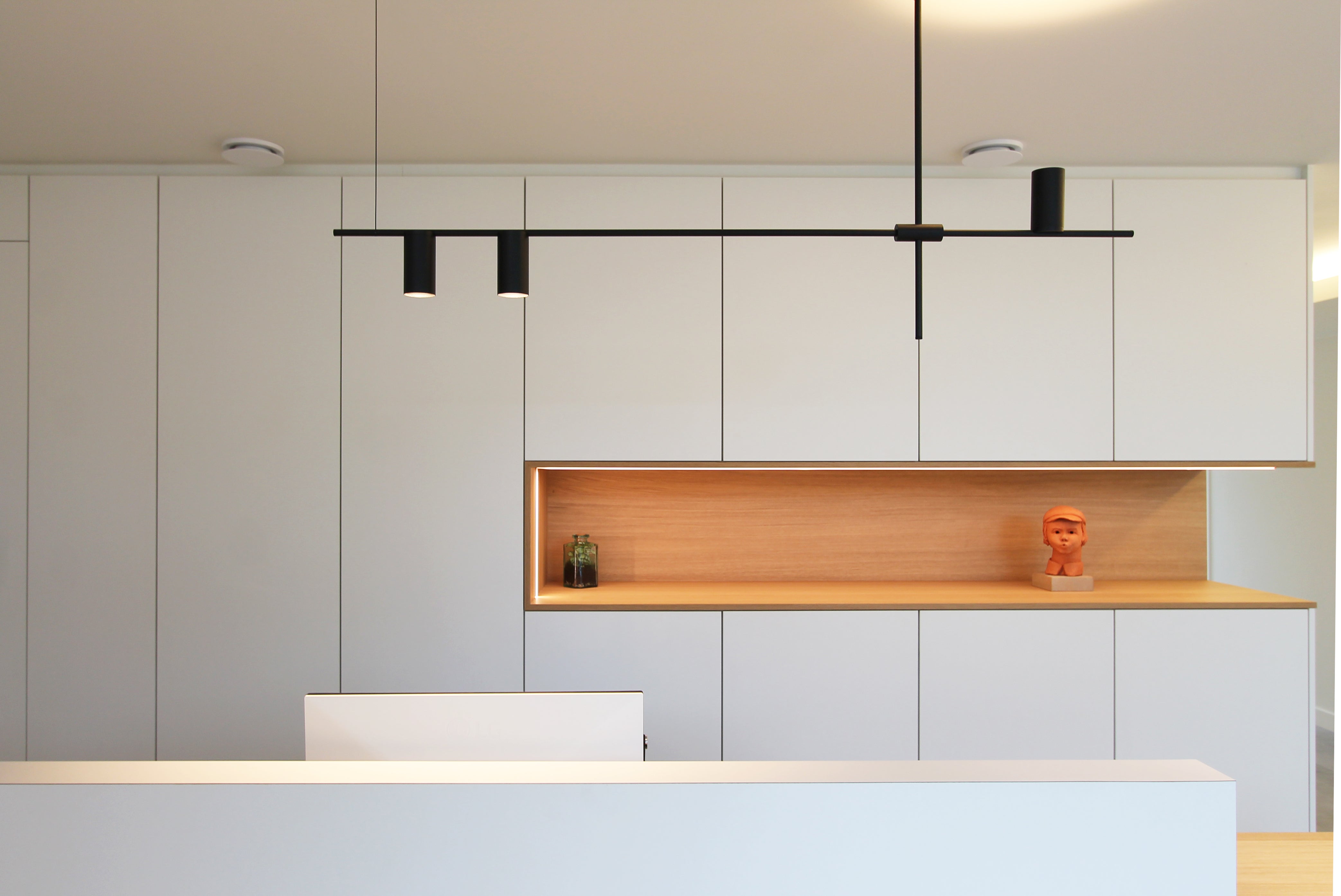 Shinnoki - natural oak - wood panel - veneer panel - prefinished veneer - dentist - office