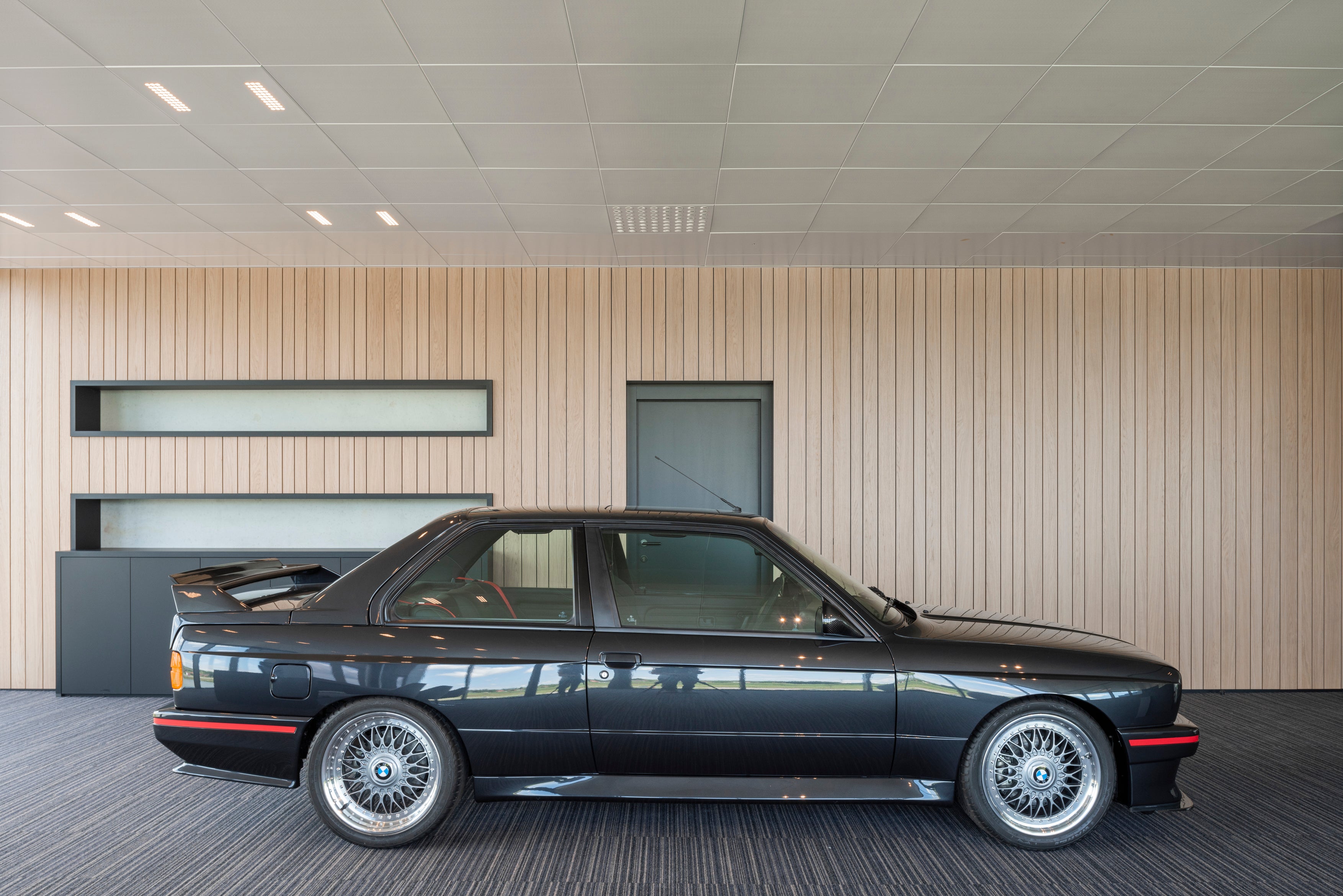 Shinnoki - wall - office wood wall - veneer - car in office