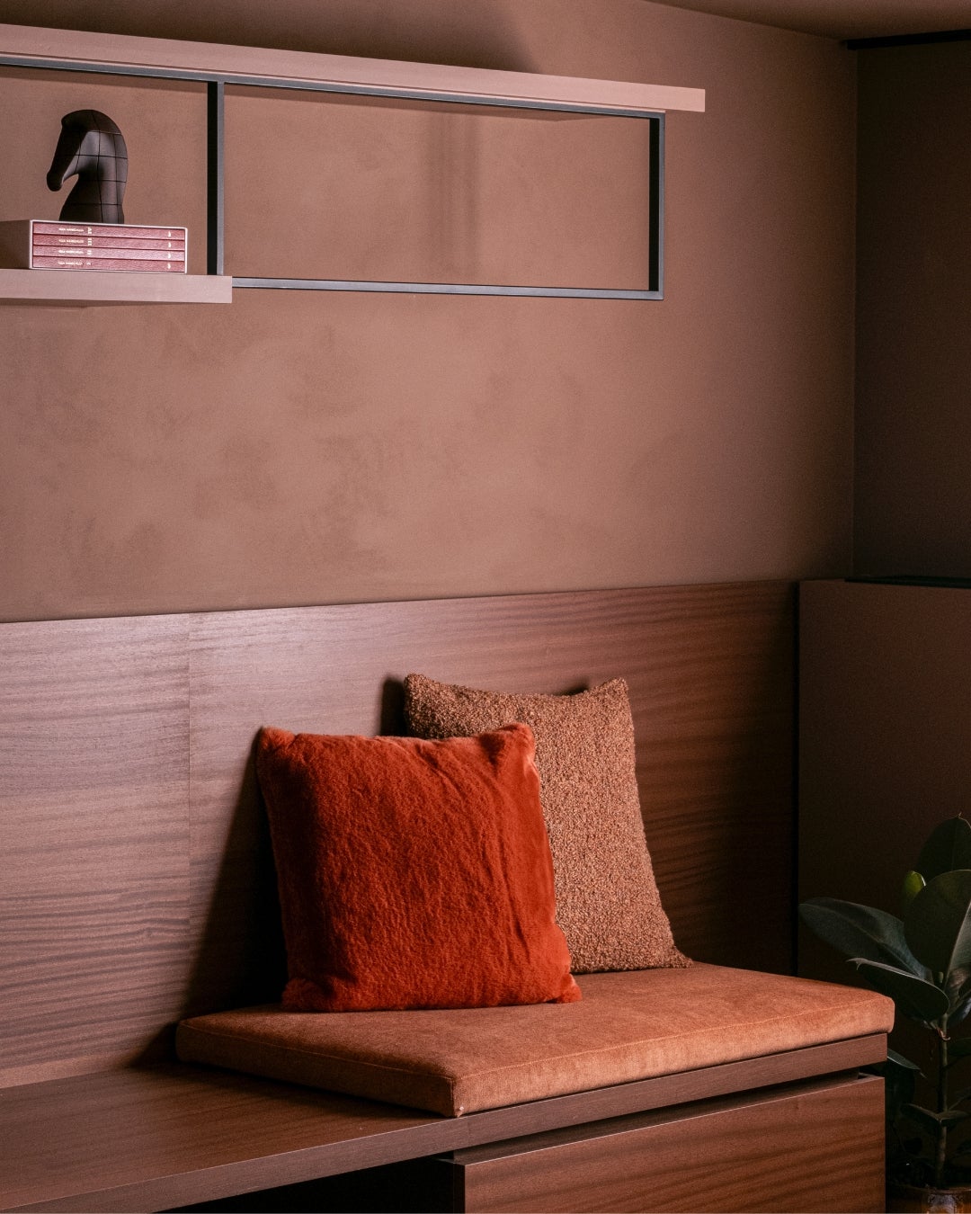 Een bank met kussens - slaapkamer inrichten met houtfineer - Shinnoki