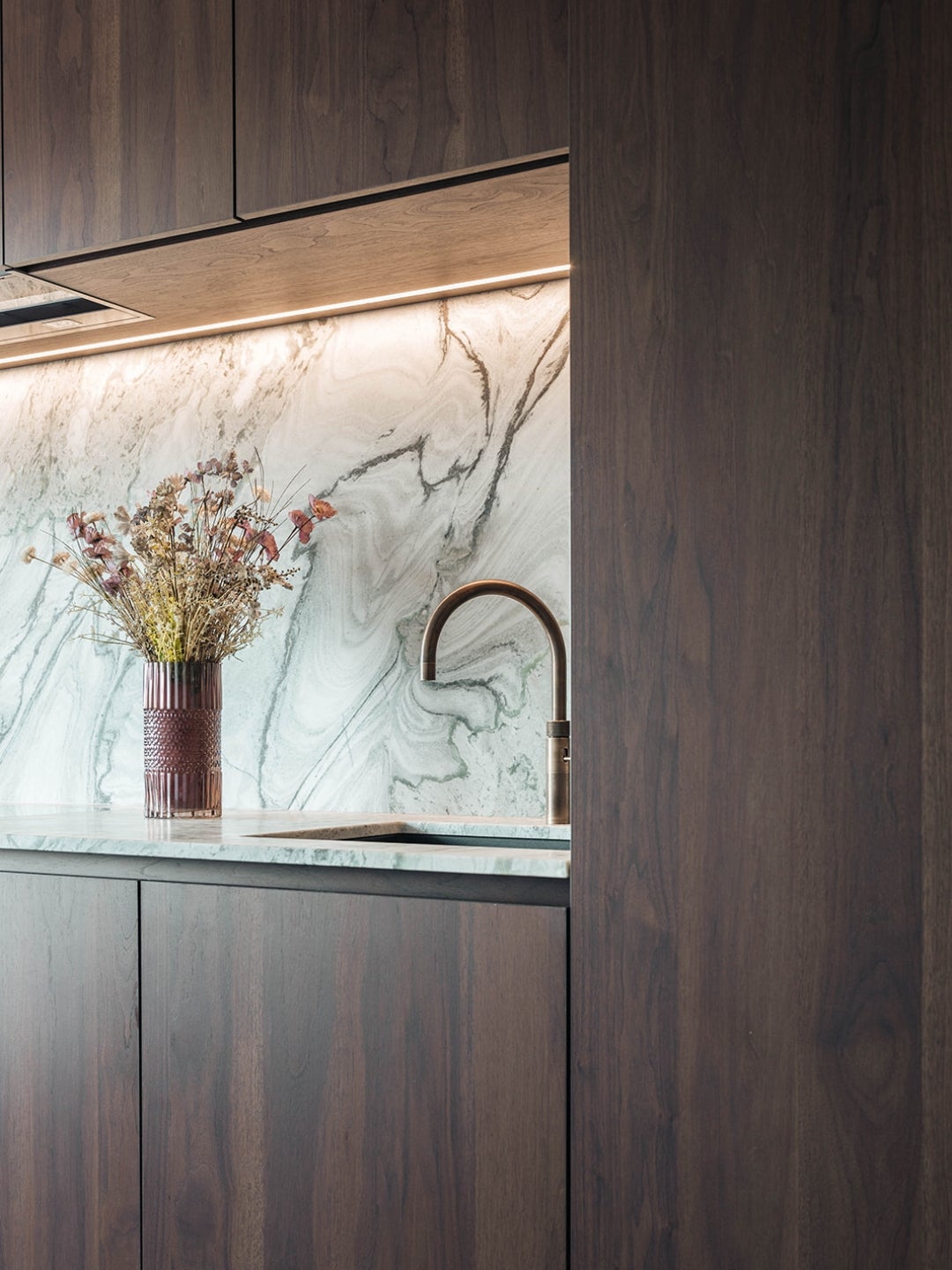 Kichten interior - wood veneer and marble - materials - decospan