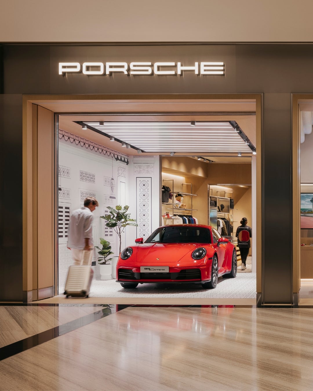 Magasin de détail à Singapour - voiture de sport Porsche 911 rouge - placage de bois - design d'intérieur