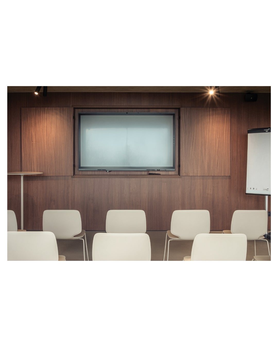 Vergaderruimte met houtfineer - geluidsgolven verstoren