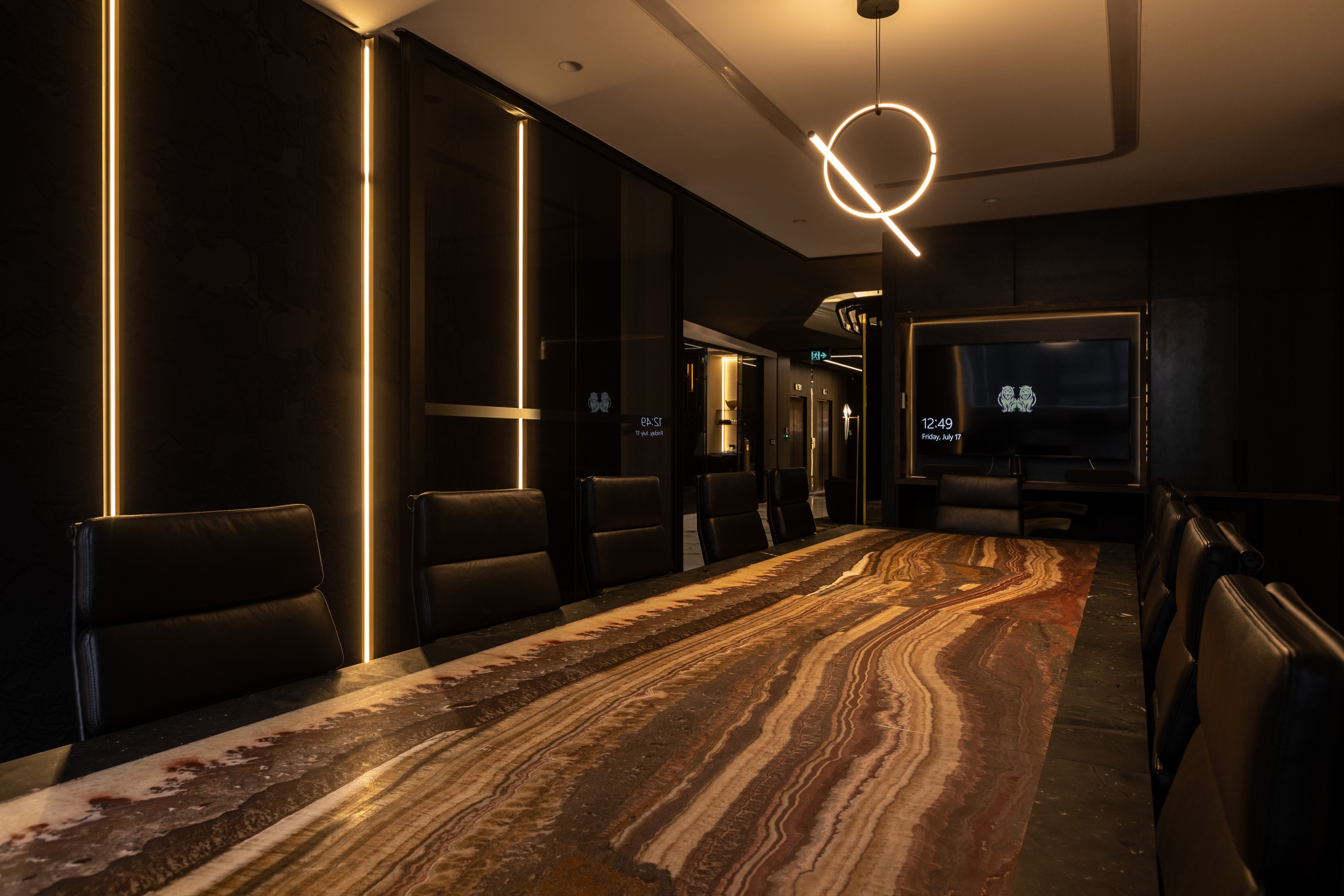 Shinnoki - raven oak - black raven wood - black raven interior - office - black office - meeting room