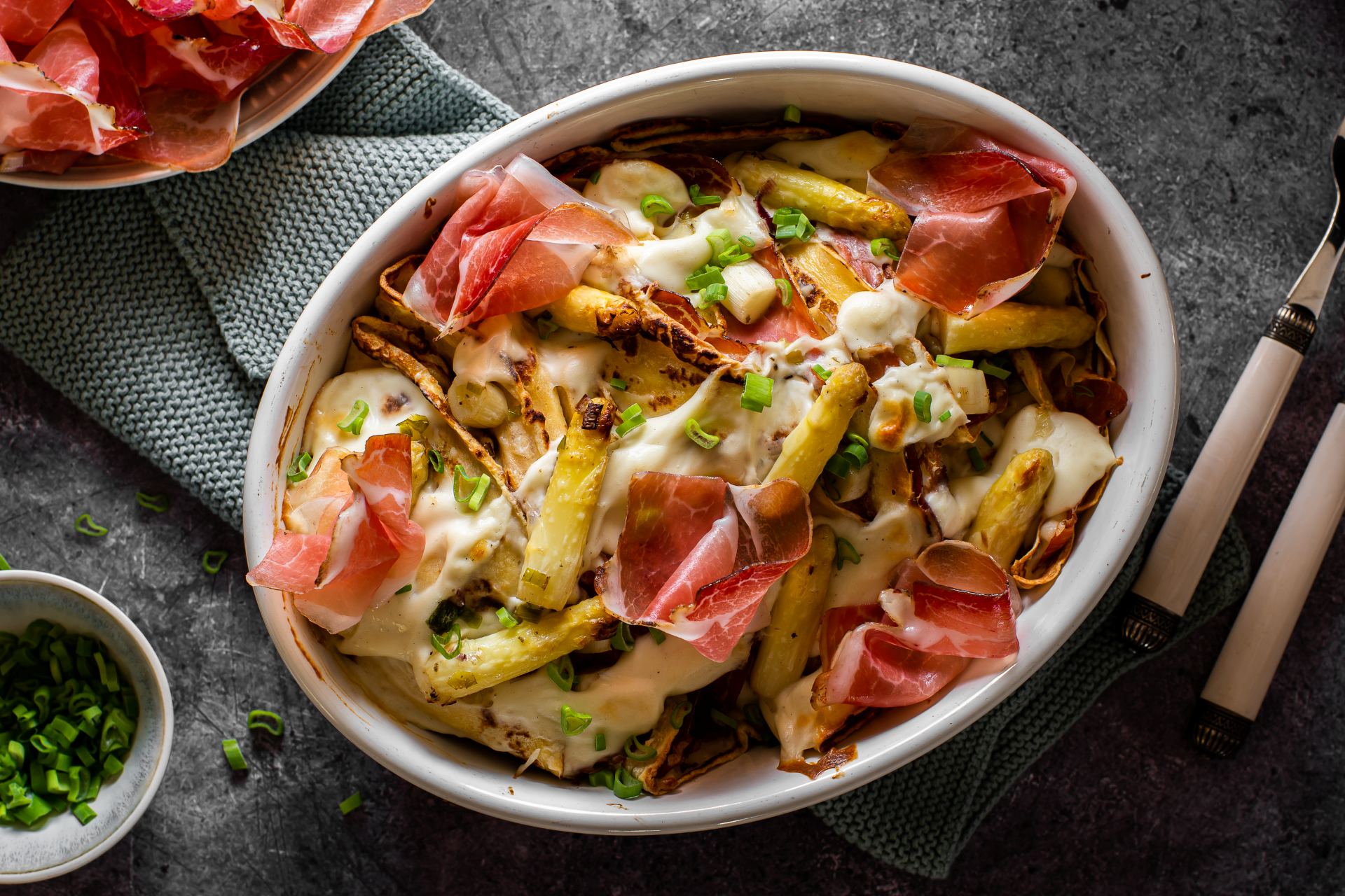 Gericht mit Crêpes, Spargeln und Südtiroler Speck g.g.A.