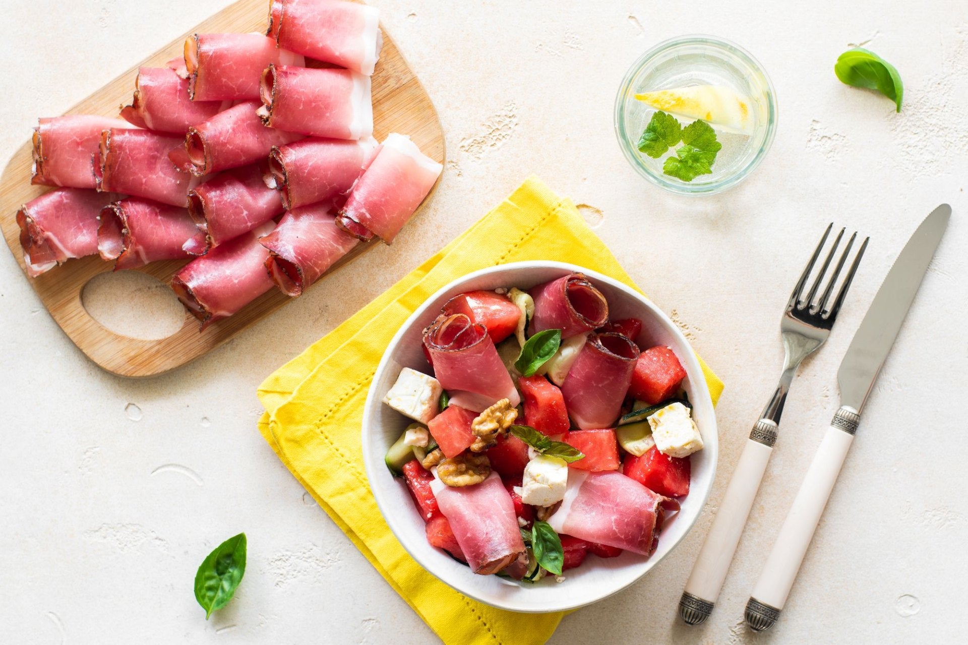 Wassermelonen-Feta-Salat mit Walnüssen und aufgerolltem Südtiroler Speck g.g.A.