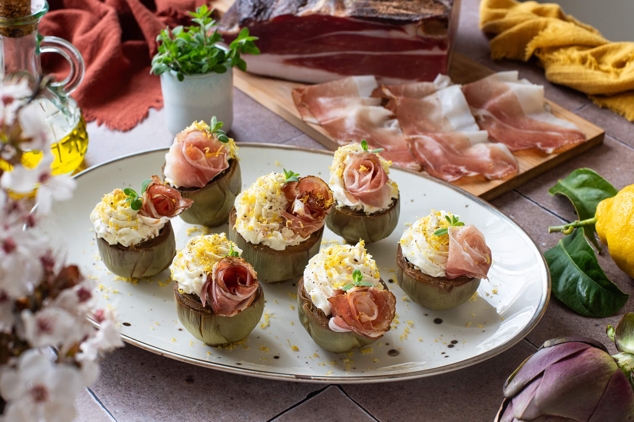 Artischockenherzen mit Zitronen-Ziegenkäse-Creme und Südtiroler Speck g.g.A.