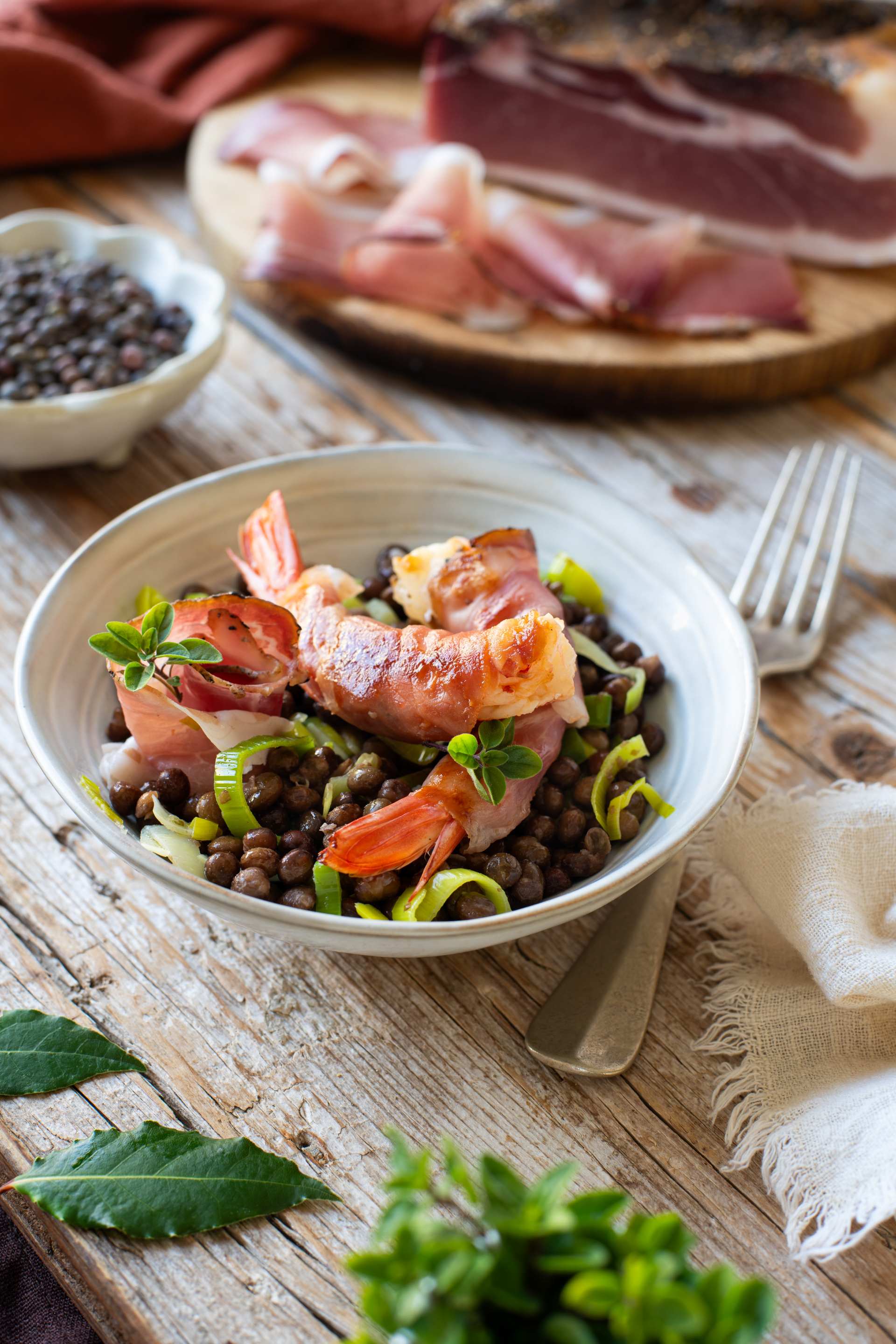 Gebratene Riesengarnelen mit Südtiroler Speck g.g.A. und Roveja-Erbsen
