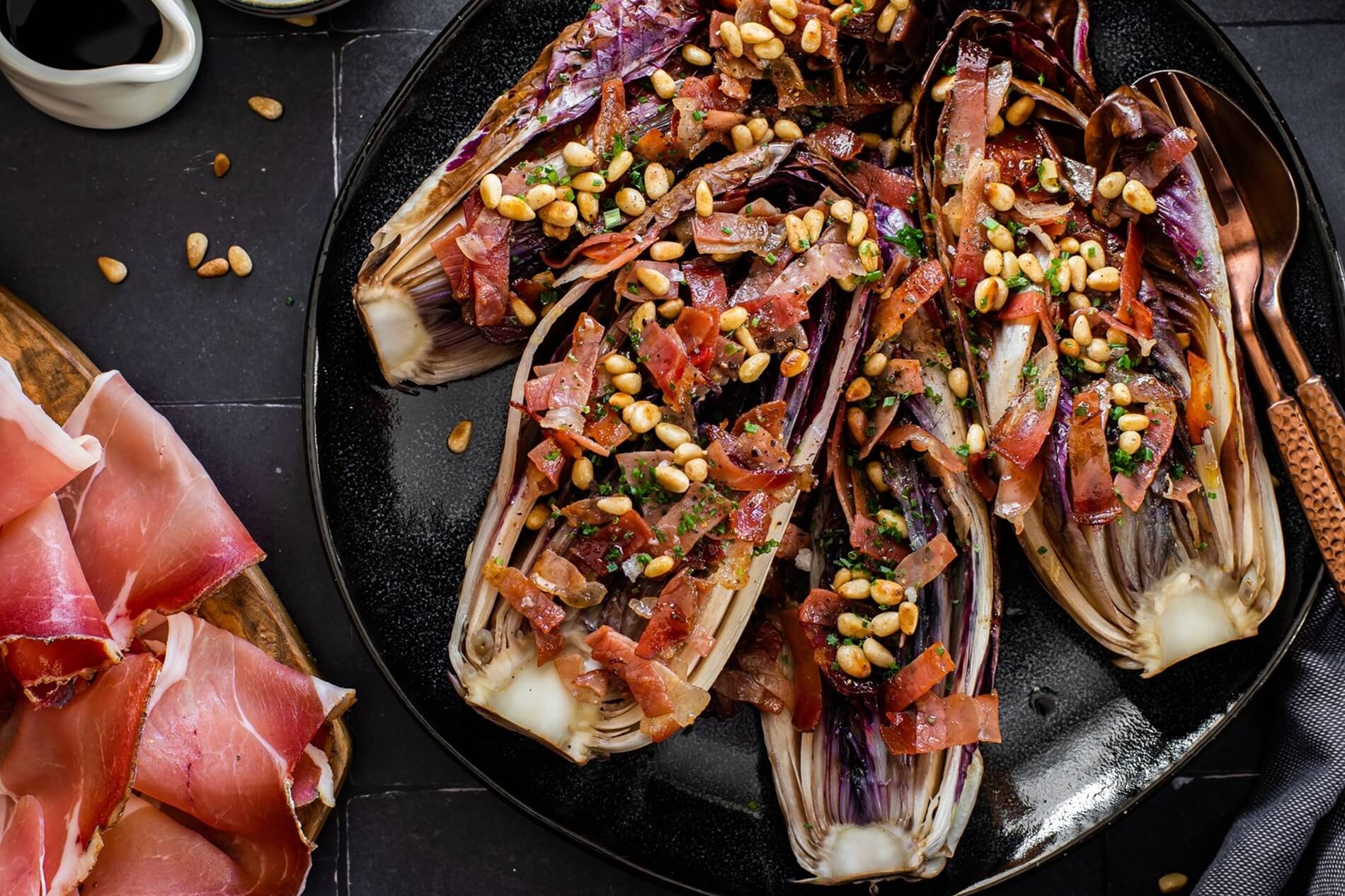 Gegrillter Radicchio mit Südtiroler Speck g.g.A. und Pinienkernen