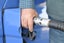hombre cargando combustible