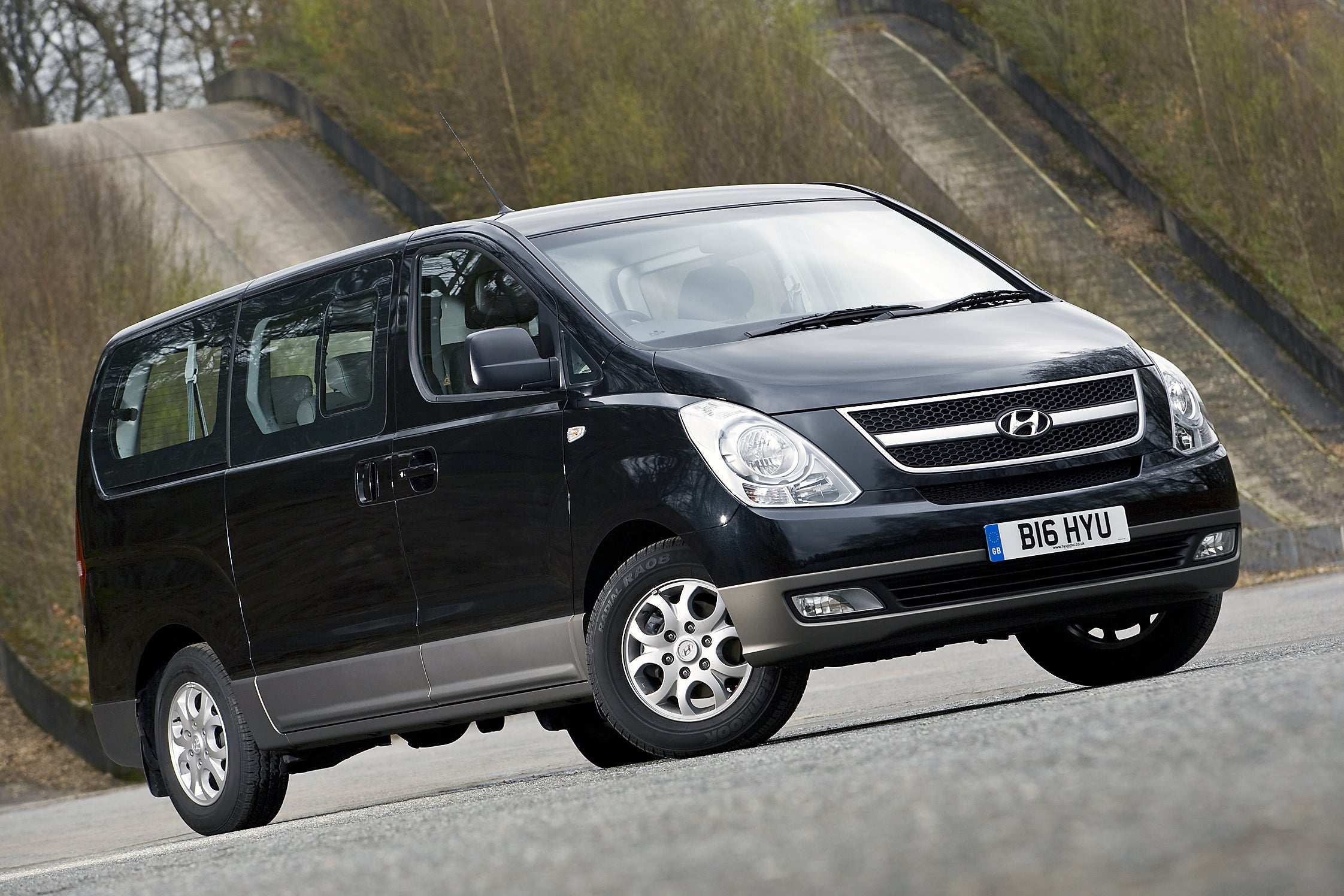 Main listing image - Hyundai i800 (2008-2019) Review