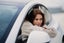 mujer en un coche