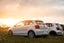 coches en atardecer