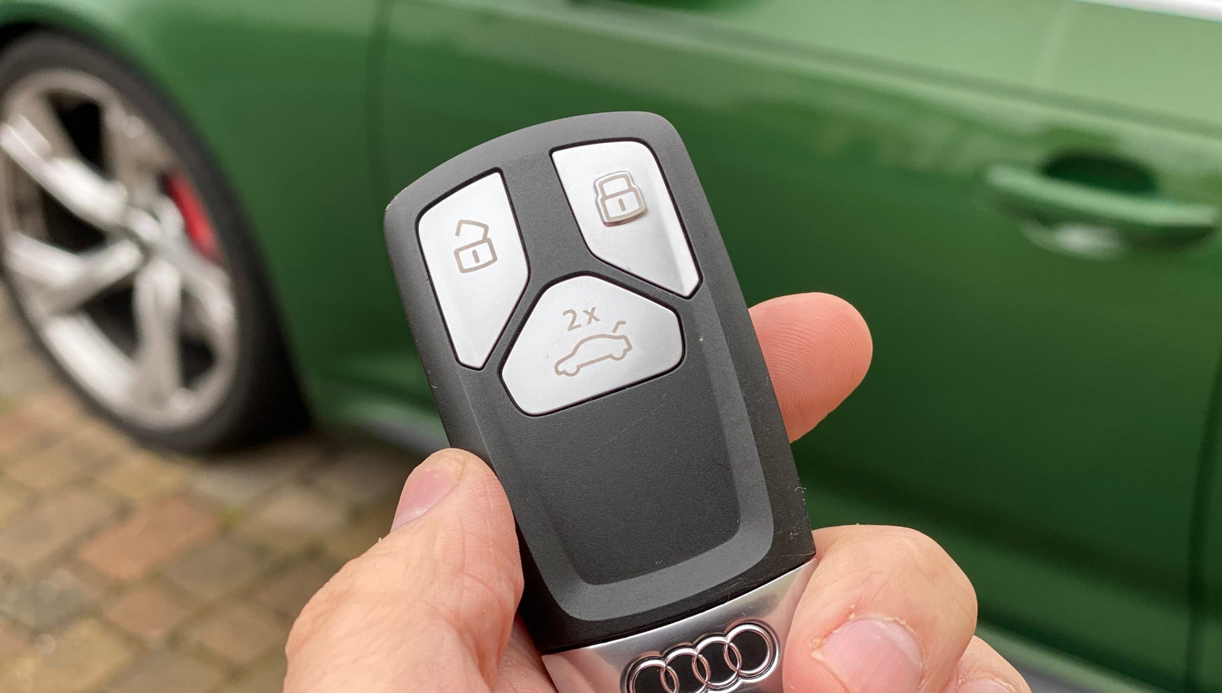 What is keyless car theft: Audi RS4 key fob