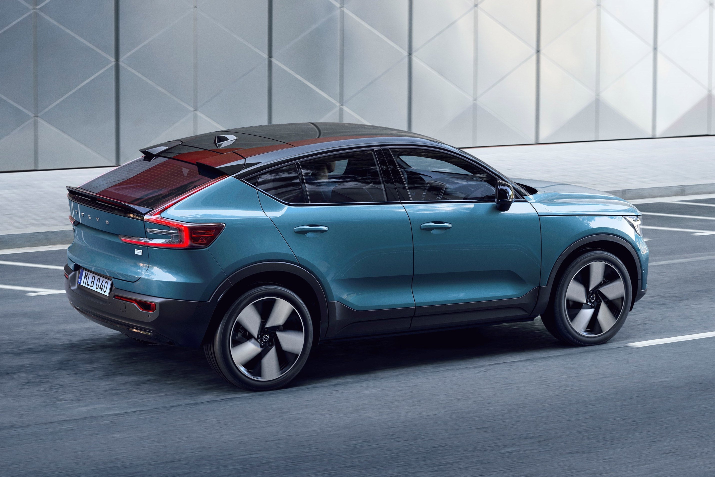 The new Volvo C40 Recharge is almost identical to the Volvo XC40 Recharge up to the front doors, with the main differences at the rear. 