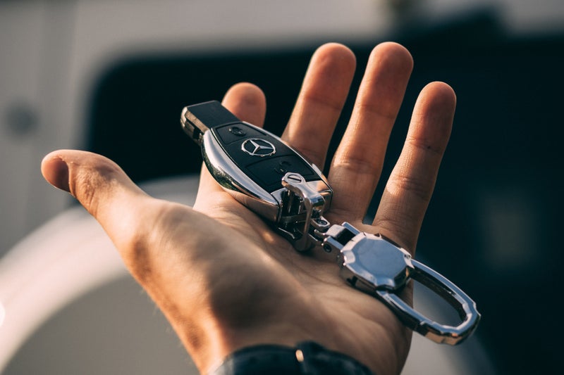 What is keyless car theft: Mercedes keyless key in hand