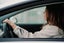 mujer en el interior de un coche