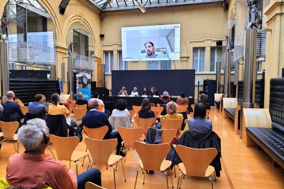 Ubai Aboudi, dem Direktor des Bisan-Zentrums für Forschung und Entwicklung und Wirtschaftswissenschaftler, sprach über den Kontext des fairen Handels im Westjordanland. Aboudi wurde per Video zur Veranstaltung zugeschalten, nachdem ihm die Ausreise durch die israelischen Behörden verweigert wurde. (Foto: LPA/Amt für Freiwilligenwesen und Solidarität)