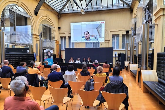 Ubai Aboudi, dem Direktor des Bisan-Zentrums für Forschung und Entwicklung und Wirtschaftswissenschaftler, sprach über den Kontext des fairen Handels im Westjordanland. Aboudi wurde per Video zur Veranstaltung zugeschalten, nachdem ihm die Ausreise durch die israelischen Behörden verweigert wurde. (Foto: LPA/Amt für Freiwilligenwesen und Solidarität)