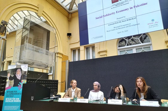 Beleuchteten unterschiedliche Aspekte der Verbesserung des Zugangs von Genossenschaften und Frauen zu Finanzprodukten an: (v.l.) Judith Notdurfter (Direktorin des Amtes für Freiwilligenwesen und Solidarität), Duaa Barakat (außerordentliche Professorin für Wirtschaft an der palästinensischen Al Quds University in Jerusalem), Francesca Forte (Organisation für internationale Kooperation, Cospe) und Linda Pescini (Internationaler Verbund verschiedener Hilfs- und Entwicklungsorganisationen Oxfam). (Foto: LPA/Amt für Freiwilligenwesen und Solidarität)