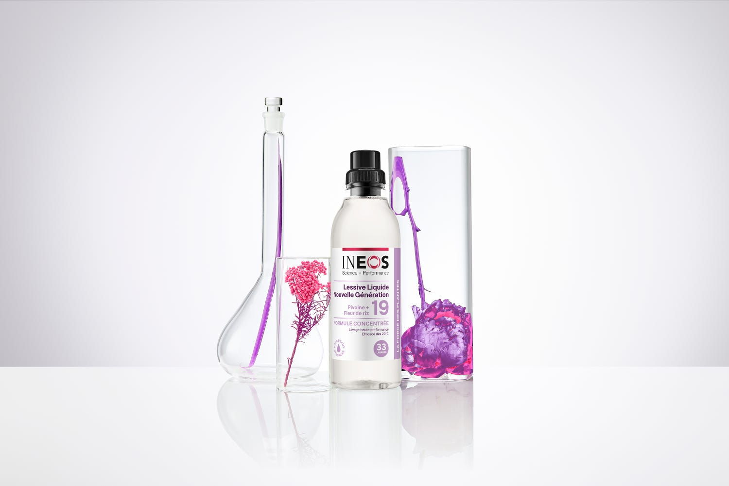 a photo of the french version of the peony and rice flower laundry liquid in a white studio