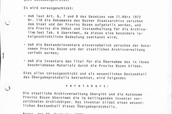 Prima pagina del contratto di trasferimento del patrimonio archivistico dall'Archivio di Stato di Bolzano all'Archivio provinciale. (ApBz, Archivio d'ufficio, n. 32)