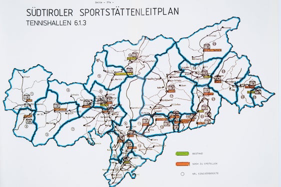 Laut Südtiroler Sportstättenleitplan gab es 1983 noch nicht genügend Tennisplätze (Abt. 27 Raumordnung, Nr. 663)