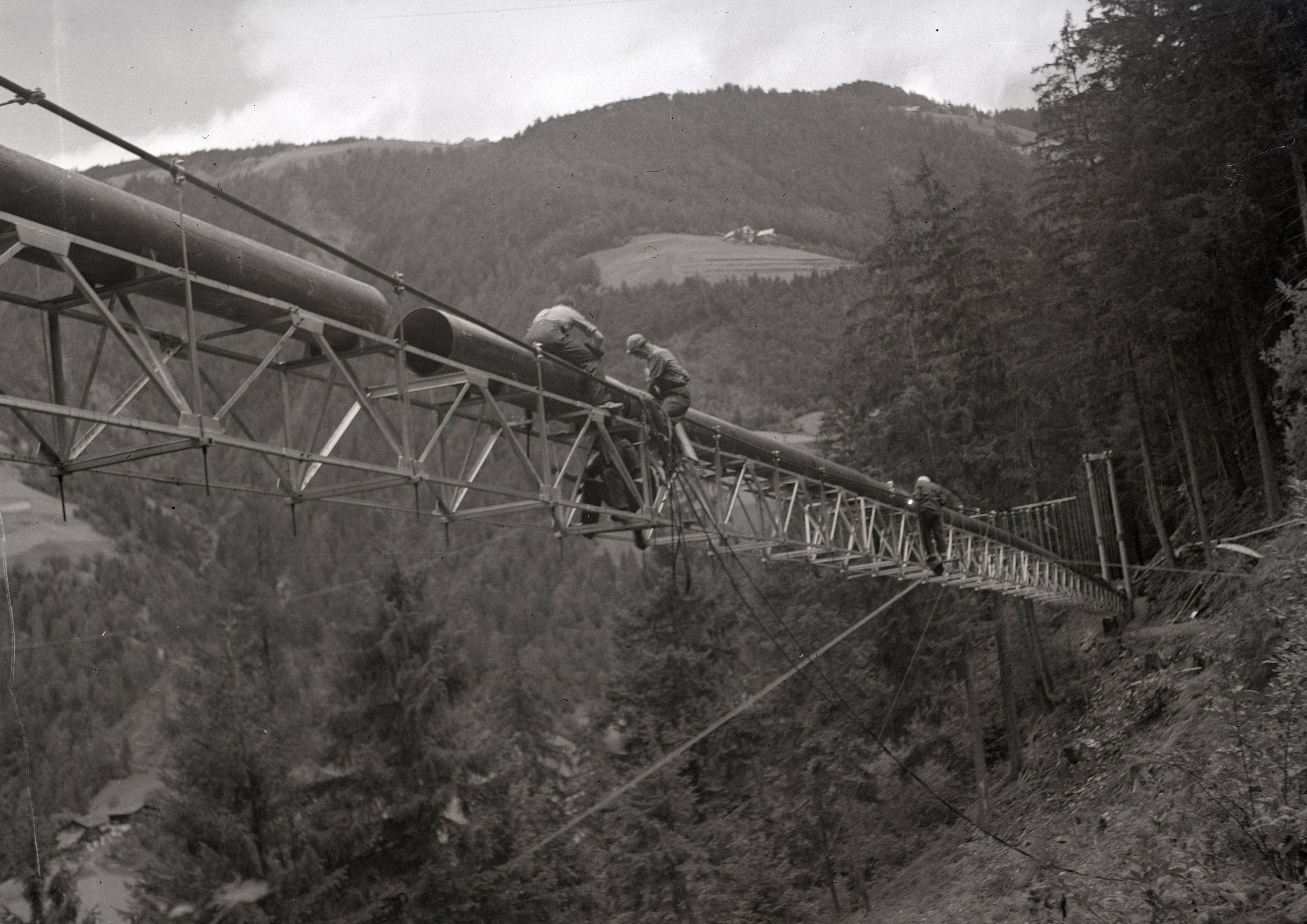 Voraussetzung für die im Laufe des 20. Jahrhunderts erfolgte Ausweitung der Obstanbauflächen war eine ausreichende Bewässerung (Bild: Montage einer Ableitung aus dem Lüsner Bach, 1956). SLA, Bildarchiv Mario und Benjamin Geat, Nr. 212