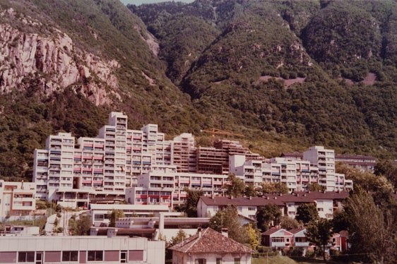 Il complesso residenziale di Aslago nei primi anni Ottanta a lavori di costruzione quasi ultimati, in basso a destra alcune case degli anni Cinquanta appartenenti al complesso abitativo destinato ai rioptanti (archivio Othmar Barth, n. 1395/50)