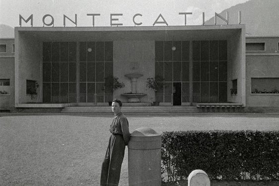 Ein Arbeiter vor dem Haupteingang
Sinich, Werk Montecatini, 1937–49